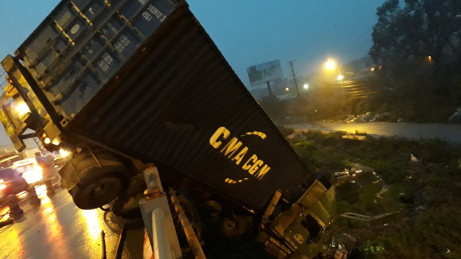 Tài xế mải lo quay lại cảnh tai nạn, container mất lái lao thẳng xuống cầu Thanh Trì Ảnh 2
