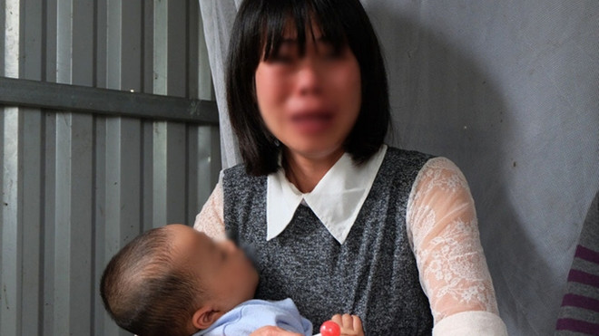 Mẹ bé gái 3 tuổi bị bắt cởi hết đồ đứng ngoài mưa rét: 'Do trời mưa nên con tôi hết quần áo mặc' Ảnh 2