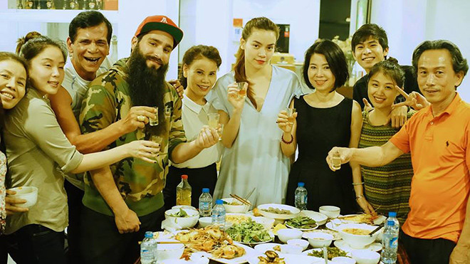 Hết thân mật với Ngô Thanh Vân, đạo diễn Kong: Skull Island còn được Hồ Ngọc Hà mời đến ăn tối Ảnh 2