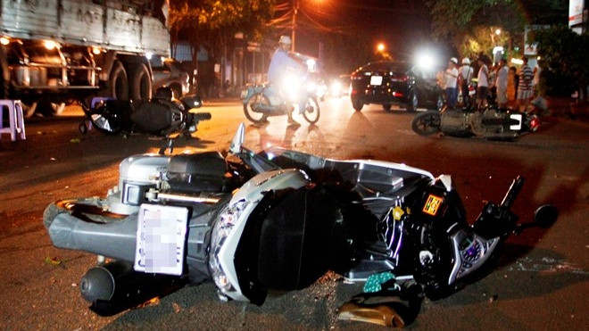 Ôtô tông liên hoàn 3 xe máy, 8 người bị thương Ảnh 2