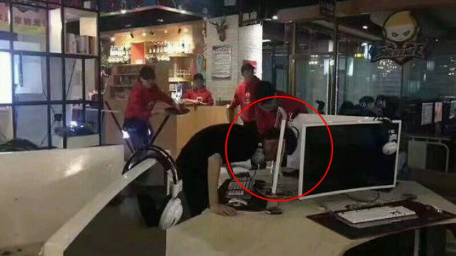 Bực tức vì thua game, nam thanh niên đập đầu thủng màn hình máy tính Ảnh 2