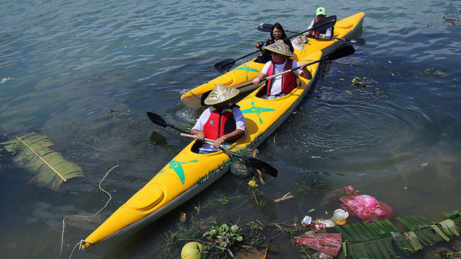 Khách Tây mua tour 10 USD để được chèo thuyền… vớt rác trên sông Hoài, Hội An Ảnh 2