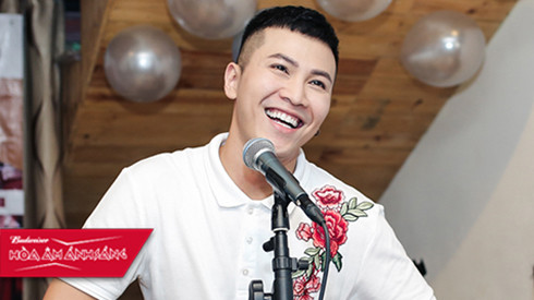 Mai Tiến Dũng hạnh phúc cười tít mắt trong buổi họp fan lần đầu tại Việt Nam Ảnh 2