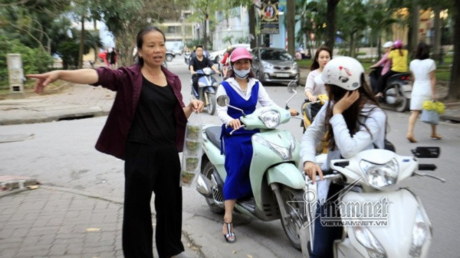 Trả vỉa hè, dân treo hàng lơ lửng cành cây kiếm sống Ảnh 2