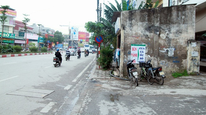 Thêm một ngôi nhà kỳ dị 'ôm trọn vỉa hè' ở Hà Nội Ảnh 2