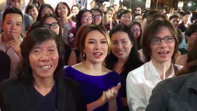 Bắt gặp khoảnh khắc Mỹ Tâm làm khán giả, đứng vỗ tay nghe Hoài Linh hát 'Dạ cổ hoài lang' Ảnh 2