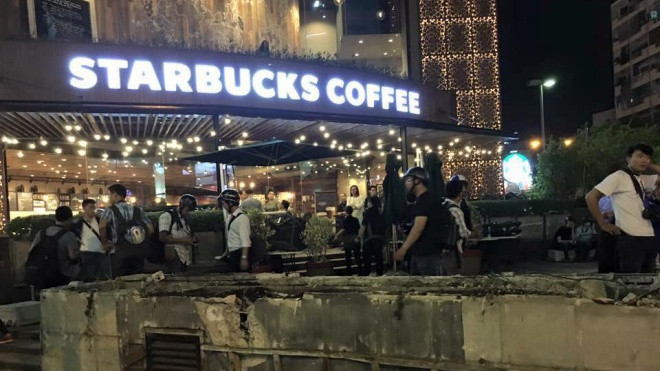 Sau hàng loạt vỉa hè, đến lượt quán cà phê Starbucks ngay trung tâm Sài Gòn bị xử lý vi phạm Ảnh 2