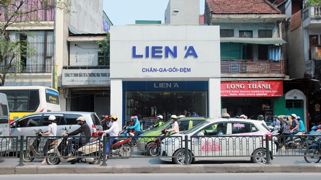 Những ngôi nhà vẫn 'bình an vô sự' dù nằm chình ình ngay trên vỉa hè ở Hà Nội Ảnh 2