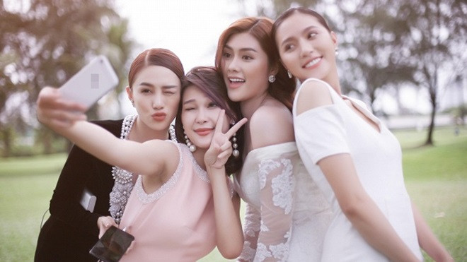 Lê Hà - Diệp Linh Châu xúng xính váy áo, tươi tắn hết cỡ trong 'hôn lễ' Huỳnh Tiên Ảnh 2