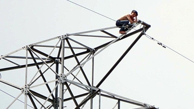 Thanh niên cố thủ trên trụ điện cao thế nhiều giờ Ảnh 2