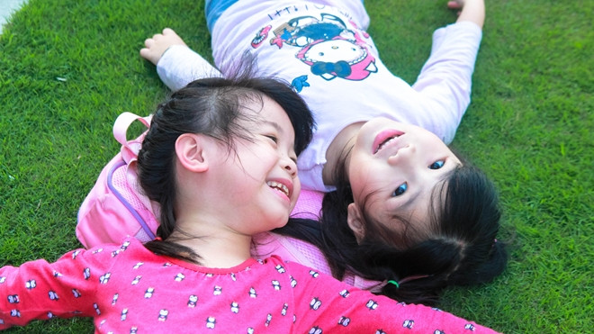 Cô chị đã siêu, nhưng bạn chắc chắn còn 'phục' hơn nữa với tài giao tiếp tiếng Anh của cô em 3 tuổi này Ảnh 2