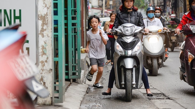 Vỉa hè 'có như không' trên những tuyến phố Hà Nội Ảnh 2
