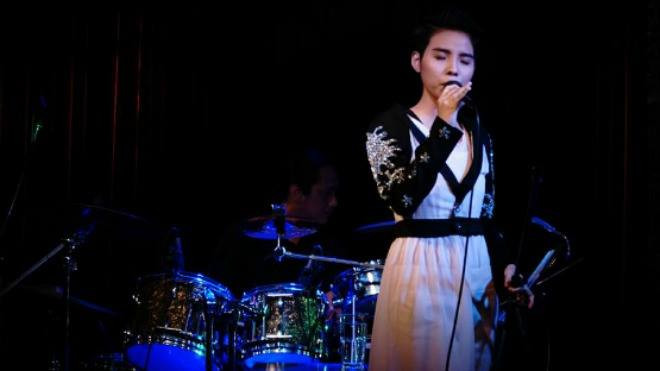 Vũ Cát Tường lần đầu hát live ca khúc nhạc phim Cô gái đến từ hôm qua Ảnh 2