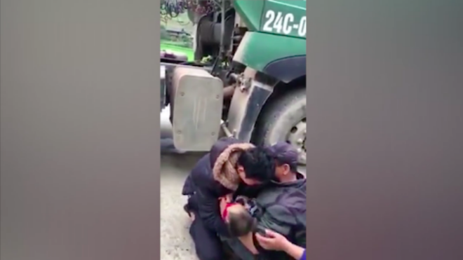 Cha khóc ngất ôm thi thể con trai bị xe ô tô tải cán qua khi đang chơi ngoài đường Ảnh 2