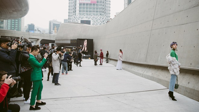 'Ngộp thở' với số lượng áp đảo của các photographer nhiều như… kiến tại Seoul Fashion Week 2017 Ảnh 2