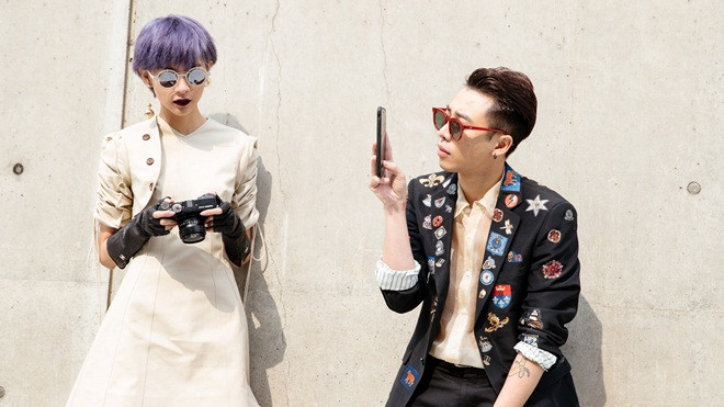 #Day2: 'Cặp đôi' Hoàng Ku - Phí Phương Anh chễm chệ ngồi hàng ghế front- row, thưởng thức fashion show Ảnh 2