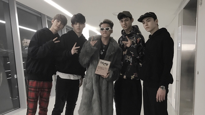 Seventeen chụp hình chung và tặng album cho Sơn Tùng M-TP Ảnh 2