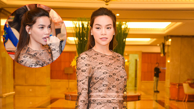 Fan thích thú khoảnh khắc Hồ Ngọc Hà cắn móng tay giữa họp báo Ảnh 2