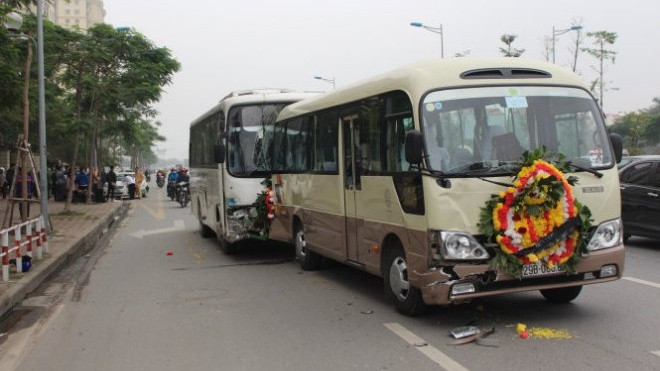 ​Xe đưa tang gây tai nạn liên hoàn Ảnh 2