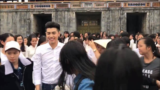 Soái ca mặc áo sơ mi trắng trong truyền thuyết khiến bao nữ sinh đổ rầm rầm là đây! Ảnh 2