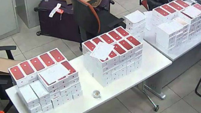 Lô hàng iPhone 7 plus đỏ bị tịch thu ở sân bay Nội Bài Ảnh 2