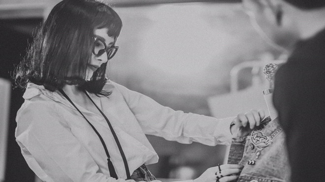 'Chán' làm diễn viên, Angela Phương Trinh lấn sân kết bạn sắc màu Ảnh 2