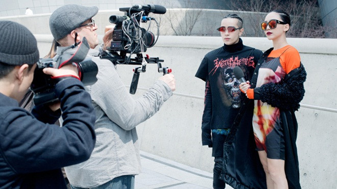 #Day4: Tóc Tiên hóa siêu nhân với style tóc tết và mắt kính thời thượng Ảnh 2