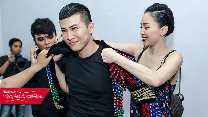 Tóc Tiên diện đồ sexy đến chăm lo Mai Tiến Dũng trước giờ thi Remix New Generation Ảnh 2