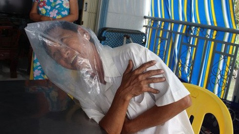 Trùm nilông ngủ vì ô nhiễm nhà máy giấy Ảnh 2