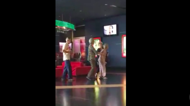 Siêu đáng yêu: 4 cụ già cầm bỏng nước, dắt tay nhau đi xem phim khiến nhiều người ngưỡng mộ Ảnh 2