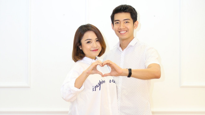 Thái Trinh tình tứ dạy Quang Đăng đánh guitar, cùng nhau cover 'Hai chúng ta' Ảnh 2