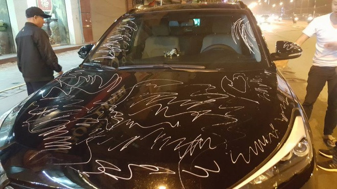 Đỗ ô tô chặn trước cửa nhà, tài xế 'khóc thét' khi bị vợ chồng 'hoạ sĩ' vẽ khắp xe Ảnh 2