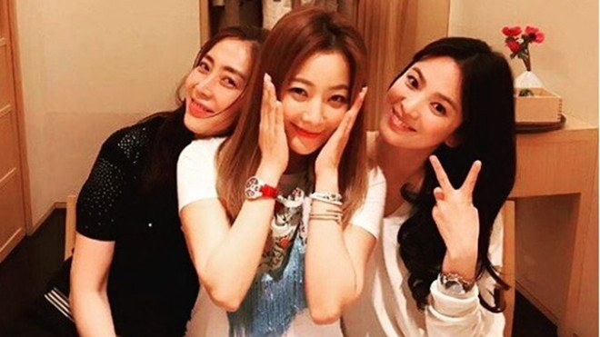 Nhìn như 1 bức ảnh instagram bình thường nhưng netizen đang choáng về 'đỉnh cao nhan sắc' này! Ảnh 2