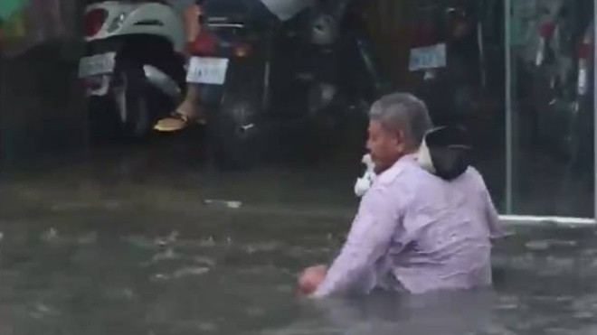 Sự thật về clip cụ ông tàn tật lội dòng nước ngập giữa phố đang được dân mạng chia sẻ chóng mặt Ảnh 2