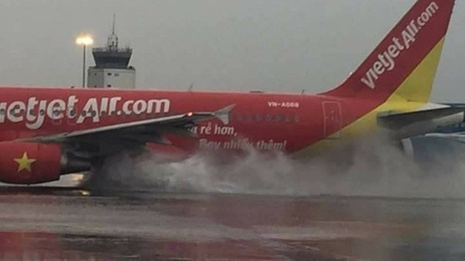 Sân bay Tân Sơn Nhất chìm trong biển nước, máy bay được ví như 'thuỷ phi cơ' Ảnh 2