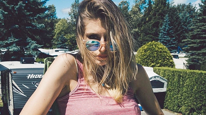 Hết ưa chuộng ngay hàng thẳng lối, loạt mẫu đình đám thi nhau để tóc 'gái hư' càng rối lại càng xinh Ảnh 2