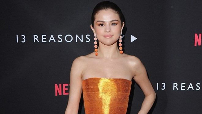 Smokey eyes màu xám xưa rồi, giờ học Selena Gomez mới là chuẩn! Ảnh 2