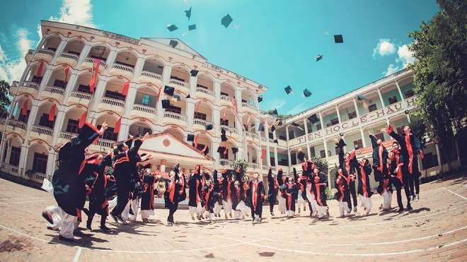 Hà Nam: Chụp ảnh kỷ yếu trong trường, học sinh bức xúc tố nhà trường thu tiền phí? Ảnh 2