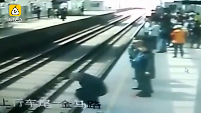 Cụ ông 80 tuổi nhảy xuống đường ray ngay trước khi đoàn tàu tới và cái kết không ai ngờ Ảnh 2