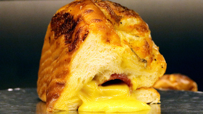 Real Cheese - loại bánh gây nghiện khiến các tín đồ phô mai không thể làm ngơ Ảnh 2