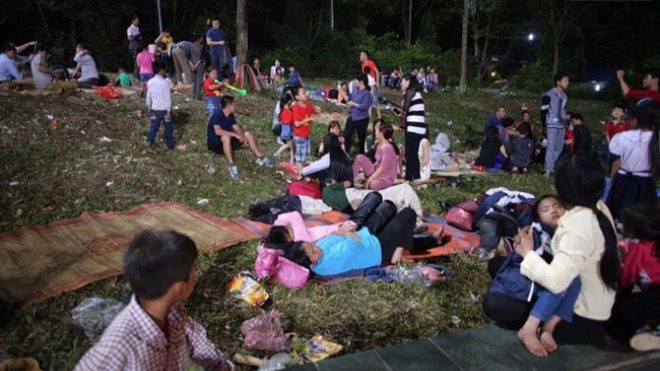 Vạ vật ngủ đêm ngoài trời chờ tới giờ khai mạc giỗ tổ Hùng Vương Ảnh 2