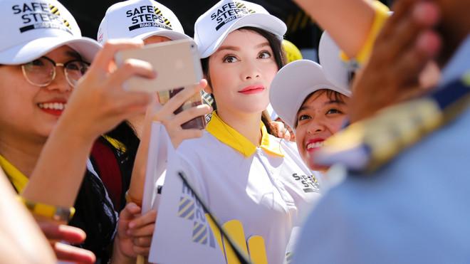 Không ngại nắng nóng, Lý Nhã Kỳ rạng rỡ chụp ảnh lưu niệm cùng hàng ngàn sinh viên Ảnh 2