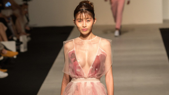 Diện áo xẻ sâu khoe vòng 1 to bất thuờng, Quỳnh Châu bị nghi ngờ phẫu thuật thẩm mỹ Ảnh 2