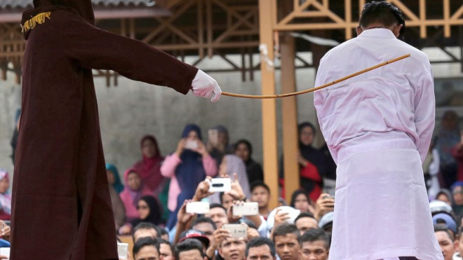 Bị hàng xóm phát hiện khi đang ân ái, cặp đôi đồng tính bị phạt đánh 100 roi trước đám đông Ảnh 2