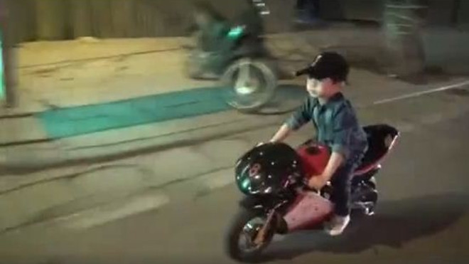 Clip 'Soái ca nhí' lái môtô mini trên phố, yêu chiều hay hại con? Ảnh 2