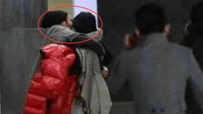 Dương Mịch, Lưu Khải Uy bị bắt gặp ôm hôn nhau say đắm trên phố Ảnh 2