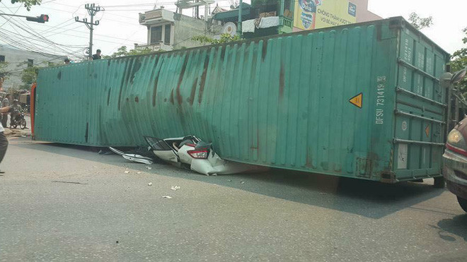 Tai nạn kinh hoàng: Xe container đổ nghiêng đè nát ôtô con, 2 người chết Ảnh 2