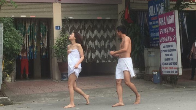 Thực hư bức ảnh cặp đôi quấn khăn tắm chạy ra từ nhà nghỉ đang gây sốt mạng xã hội Ảnh 2