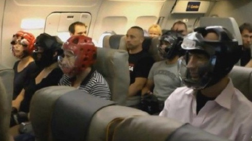 Thực hư bức ảnh hành khách đội mũ bảo hiểm khi đi máy bay United Airlines Ảnh 2