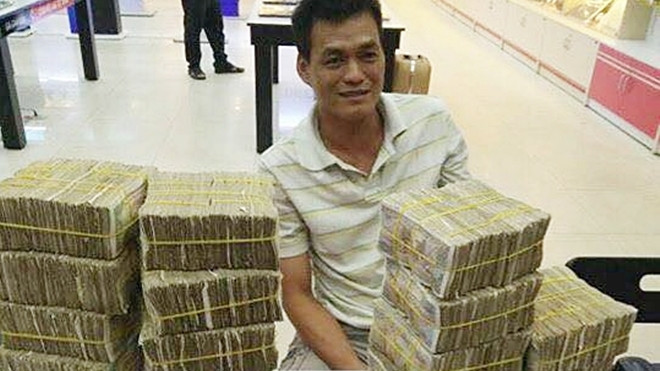 Nhân viên tá hỏa với người đàn ông đi mua Iphone 7 bằng tiền lẻ Ảnh 2